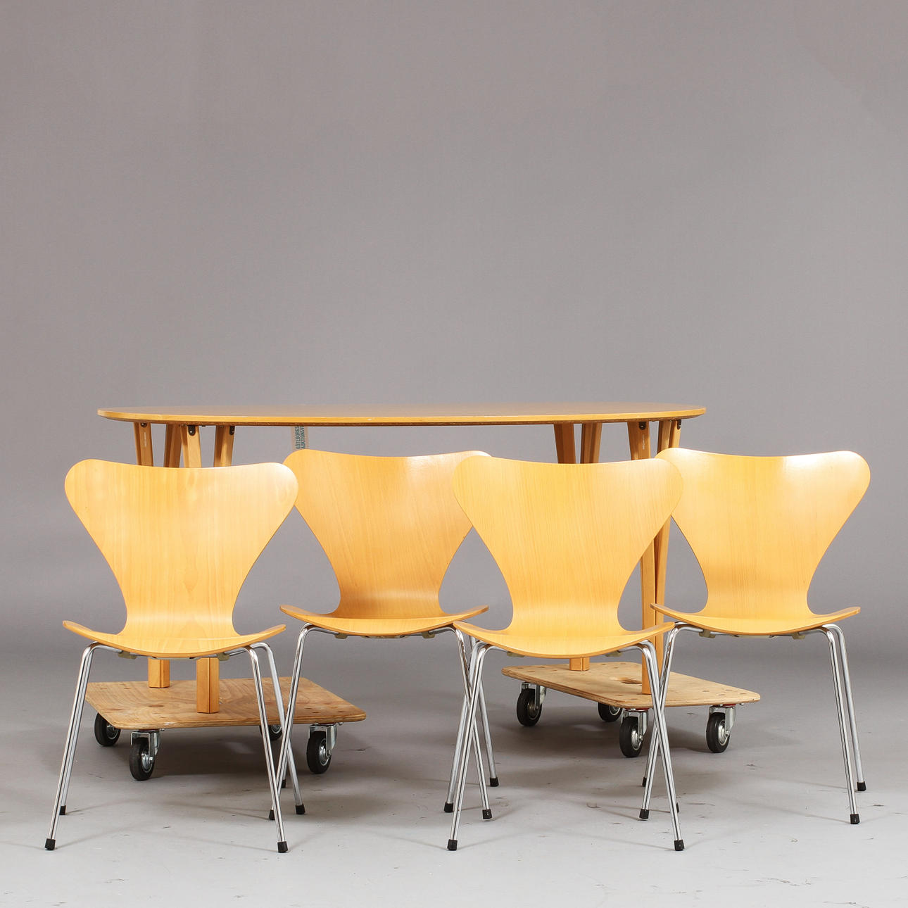 BORD samt SJUAN-STOLAR, 4 st, Fritz Hansen, Danmark.