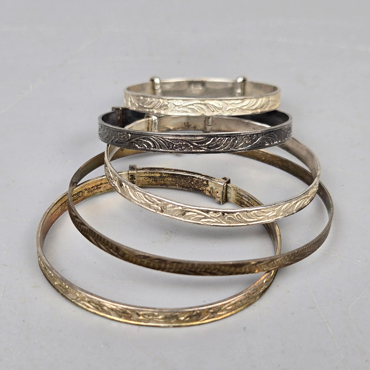 GROUP OF EXPANDABLE CHILDREN'S SILVER BANGLES.