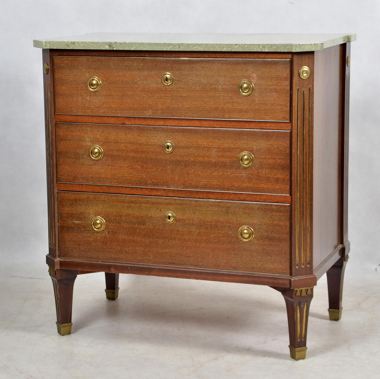 BYRÅ MED MARMORSKIVA, 3 lådig, Gustaviansk stil. 1900-tal.