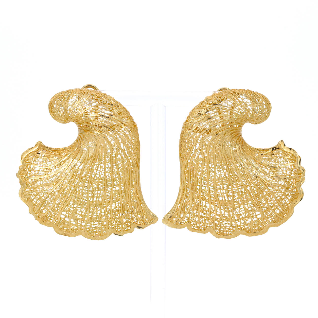 18CT YELLOW GOLD DESIGNER EARRINGS.