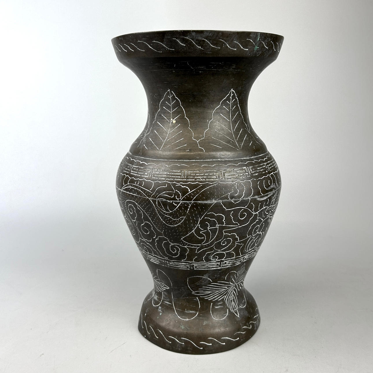 1920'S CHINESE BRONZE VASE.