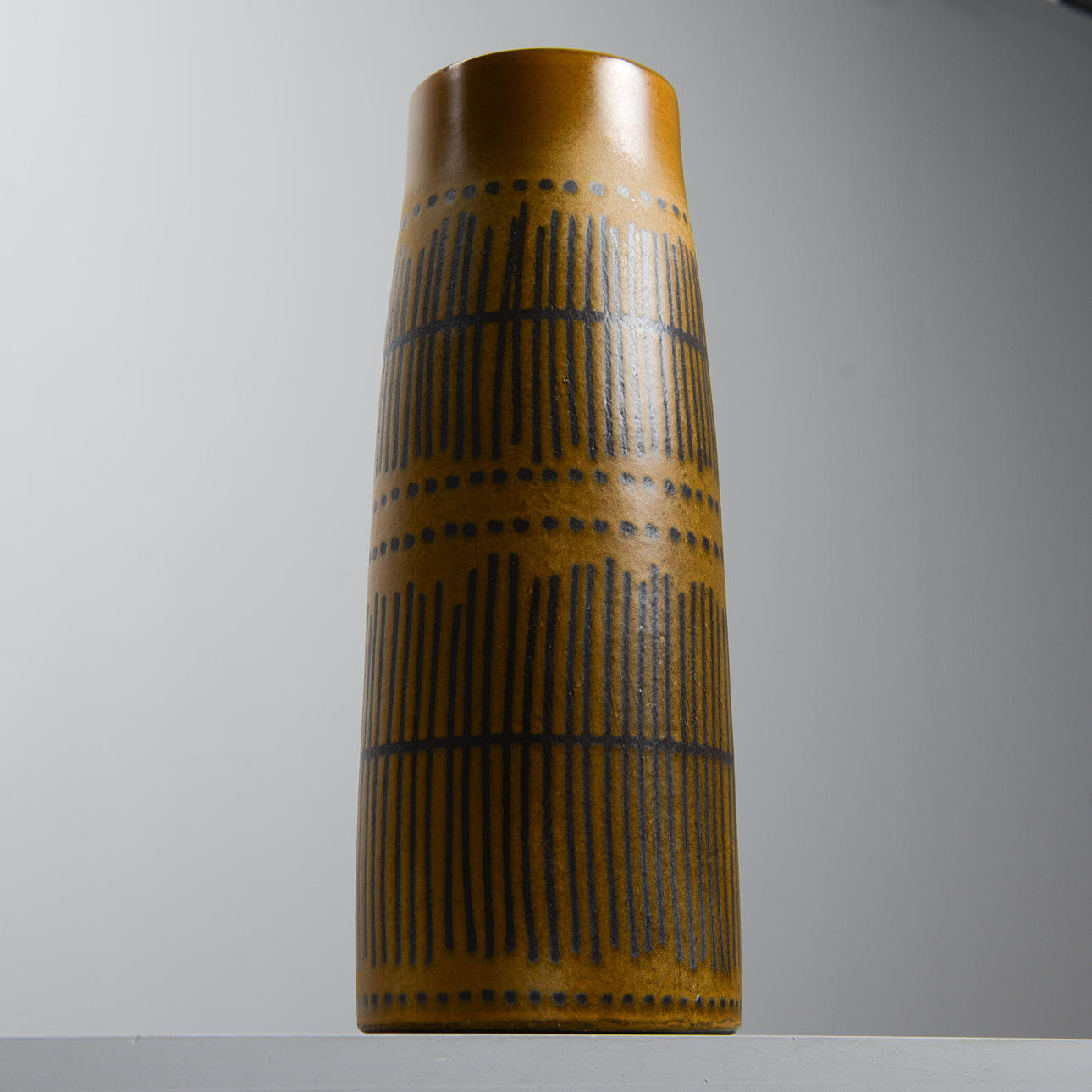 GÖRAN ANDERSSON. "Stripa", golvvas, modell 9078, Upsala Ekeby, 1961-63.