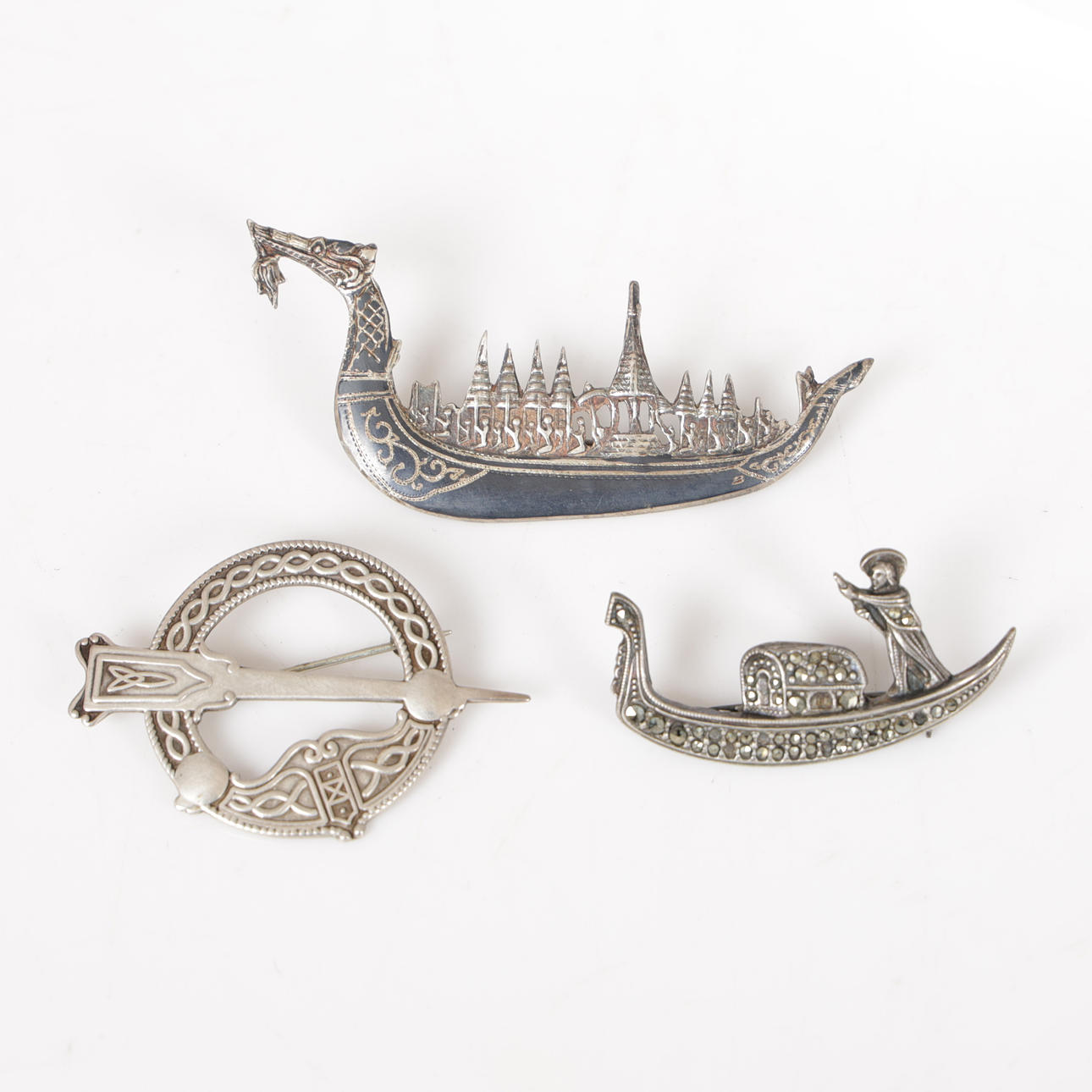 THREE SILVER BROOCHES (3). Silver & Metals - Silver - Auctionet