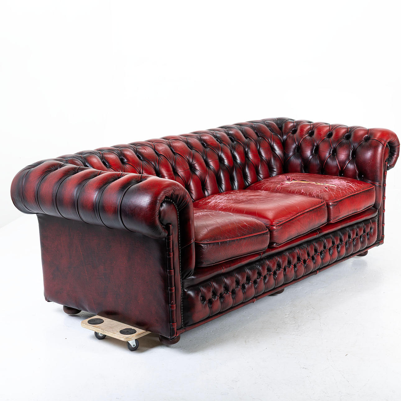 SOFA, oxblood coloured, Chesterfield, Chapel.