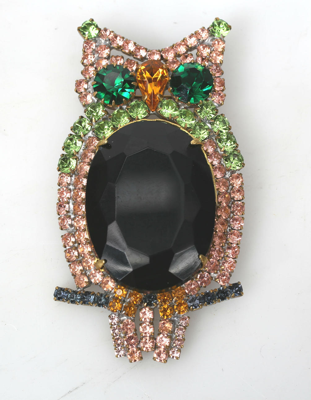 BROSCH, gul, svarta, gröna och rosa stenar, Uggla, signerad, 48,9 gram, 1900-talets mitt. SÄLJES TILL FÖRMÅN FÖR HUMANISTHJÄLPEN.