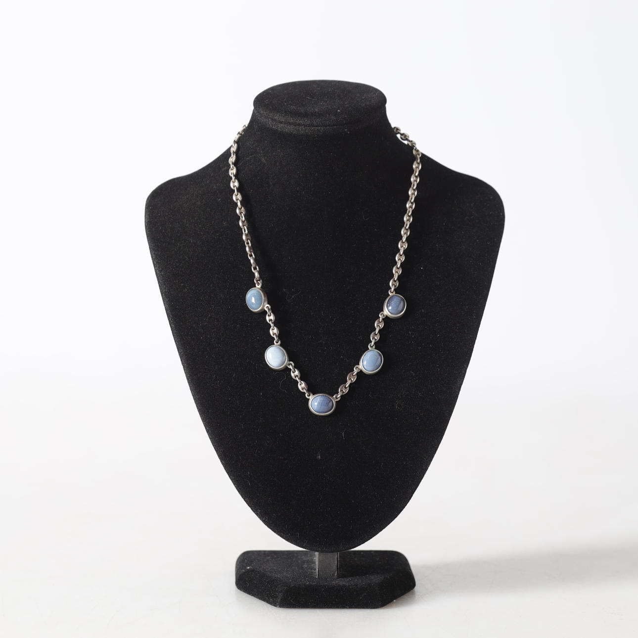 COLLIER, silver samt cabochonslipade stenar, Malmö, 1983.