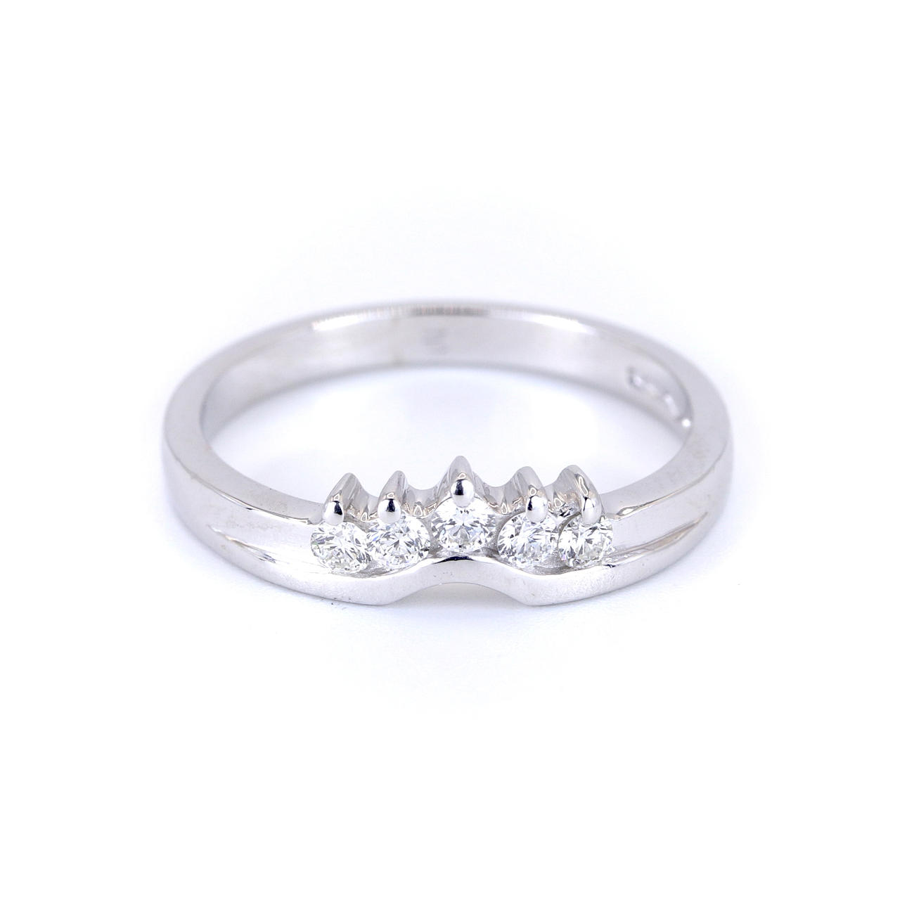 PLATINUM DIAMOND SET RING.