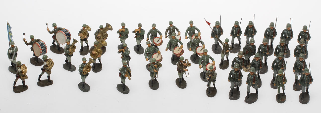 ELASTOLIN 18 marscherande och 24 musikkår tyska soldater.