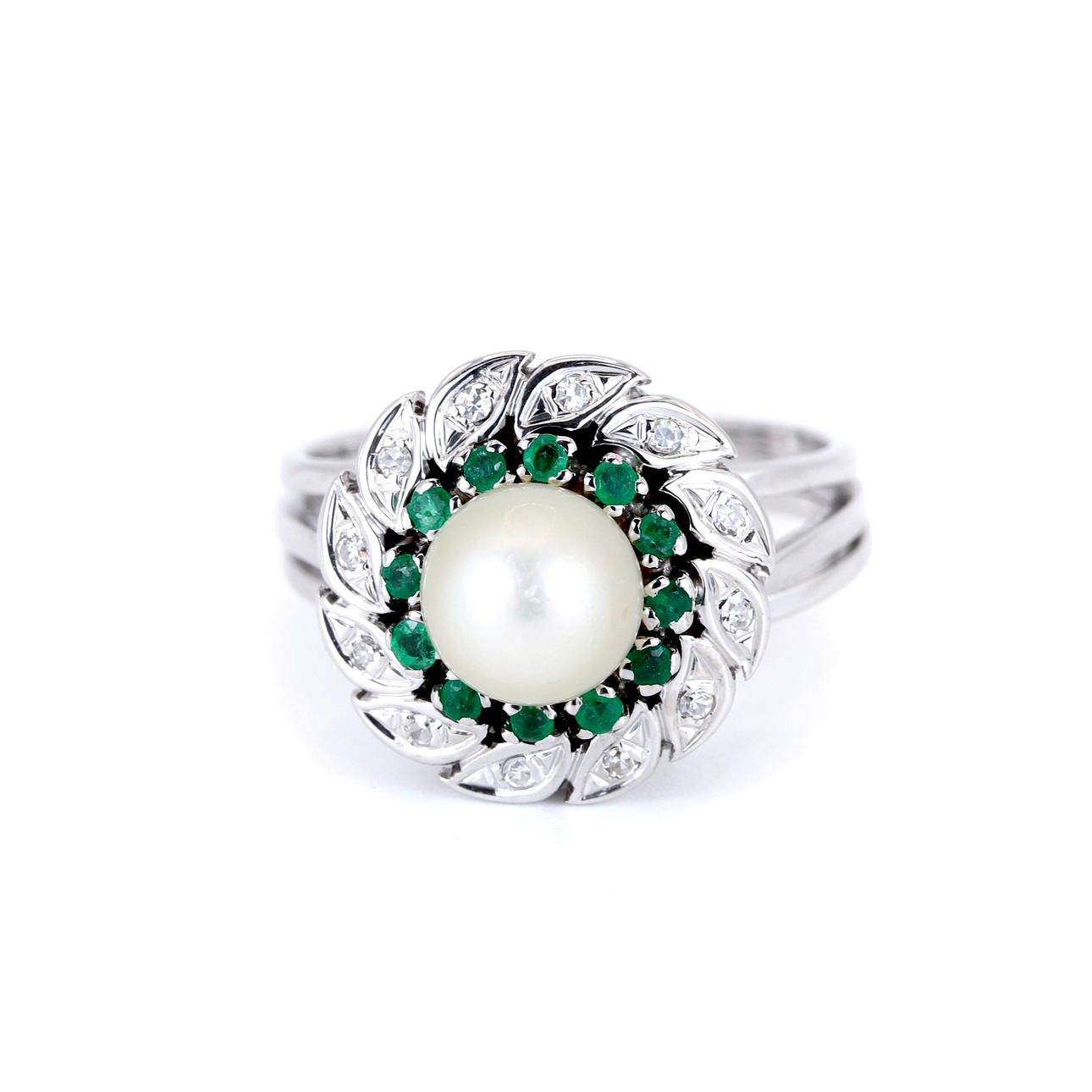 18CT GOLD, PEARL, EMERALD & DIAMOND SET RING.