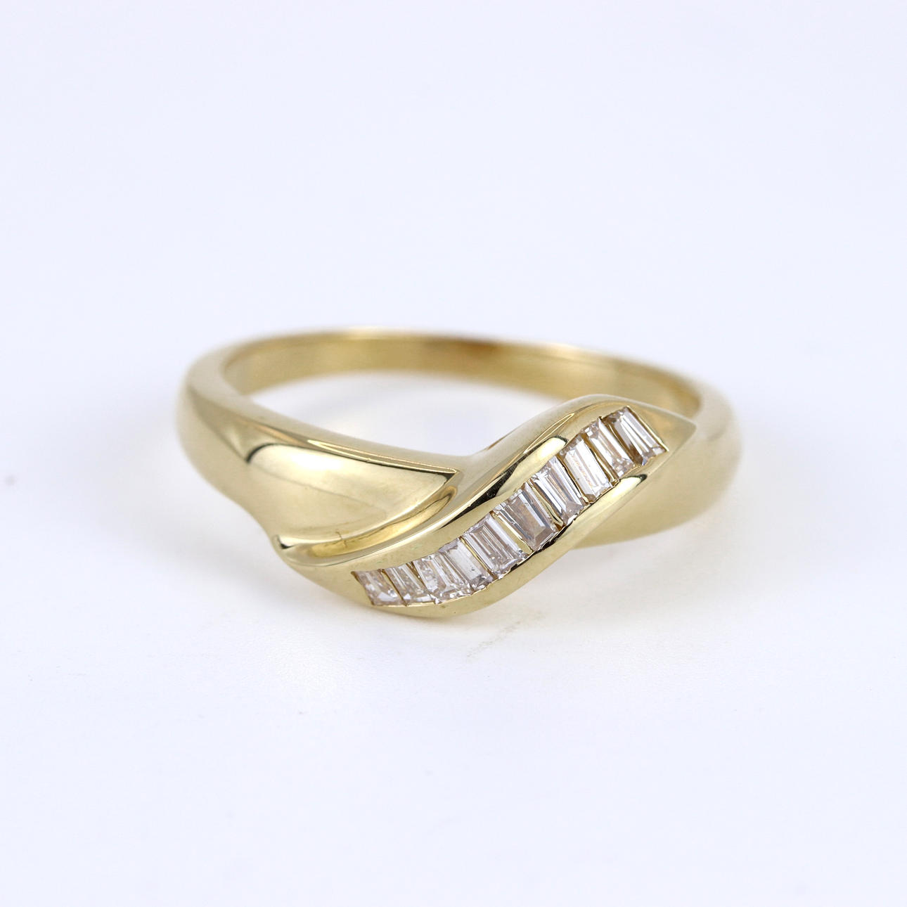 18CT GOLD BAGUETTE DIAMOND SET RING.