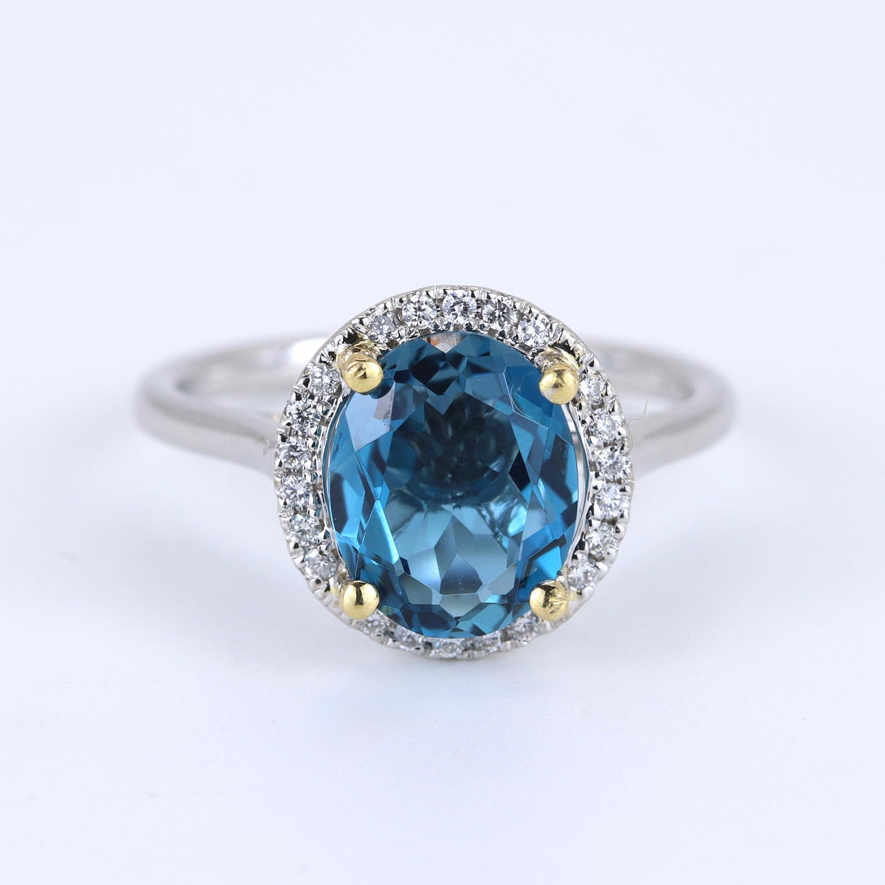 18KT GULD, BLÅ TOPAS & DIAMANT SET RING.