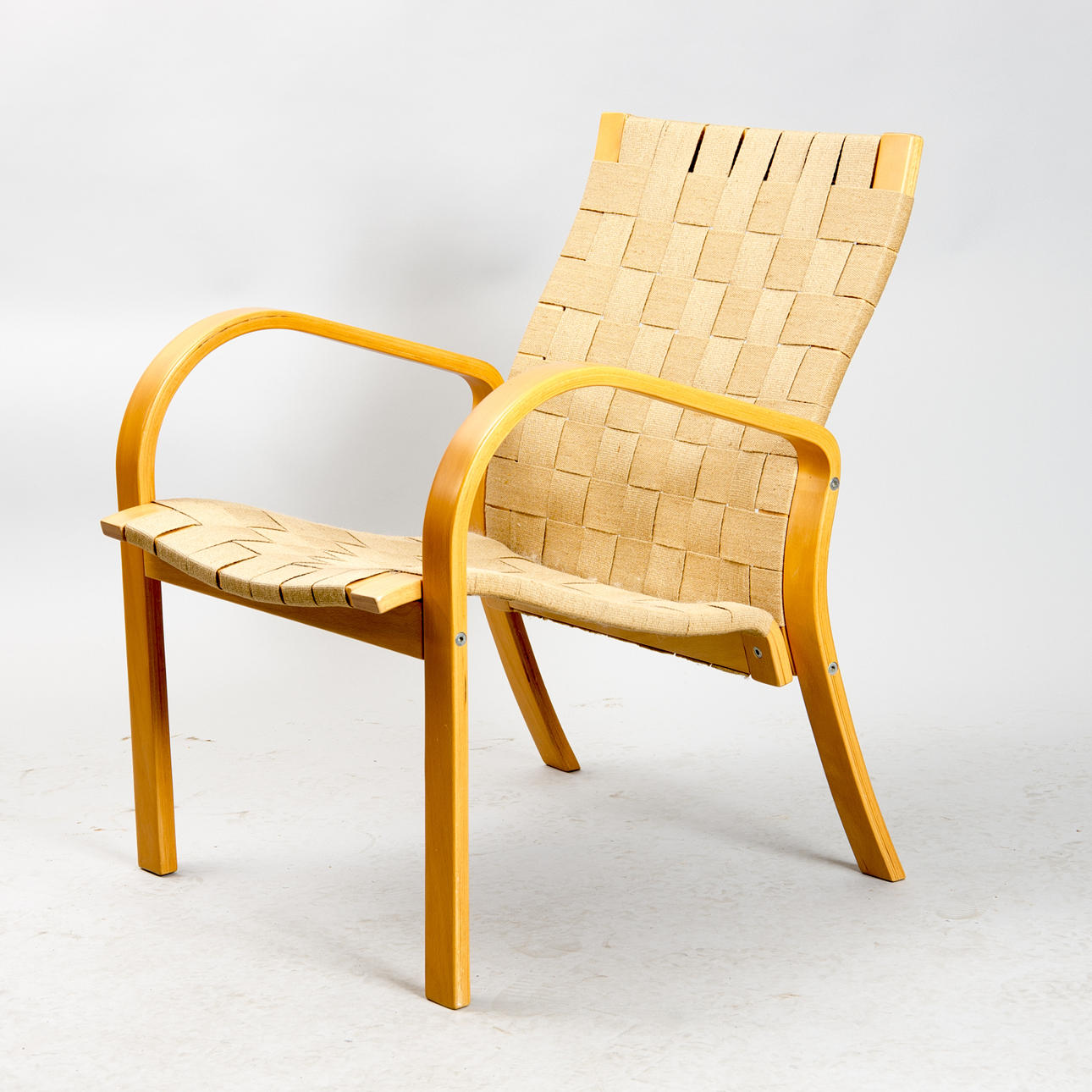 FÅTÖLJ, formpressad bok med sadelhjord.