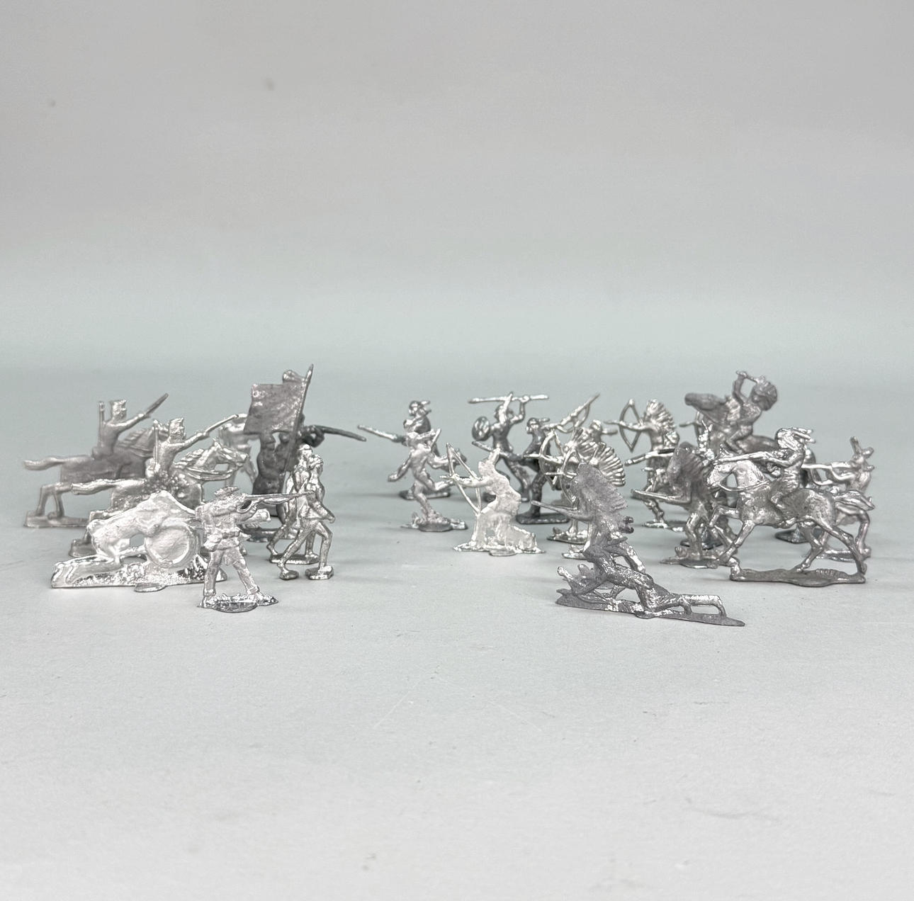TIN SOLDIERS, INDIANS - 28 pieces.