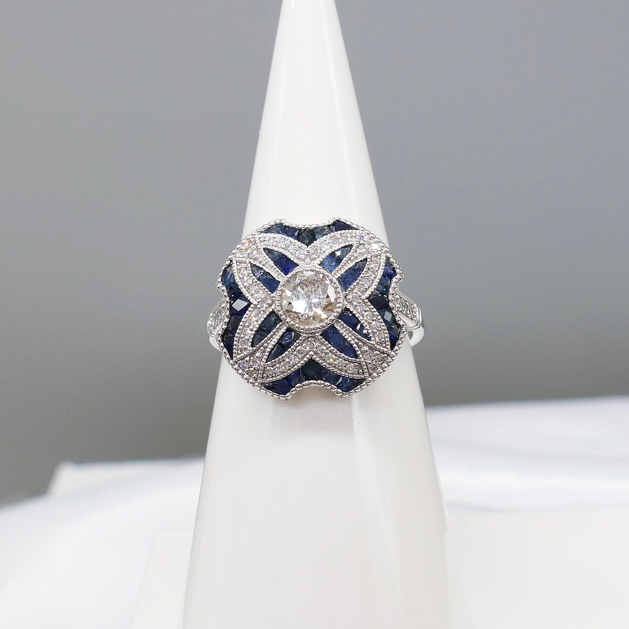 SAPPHIRE & DIAMOND showpiece ring.