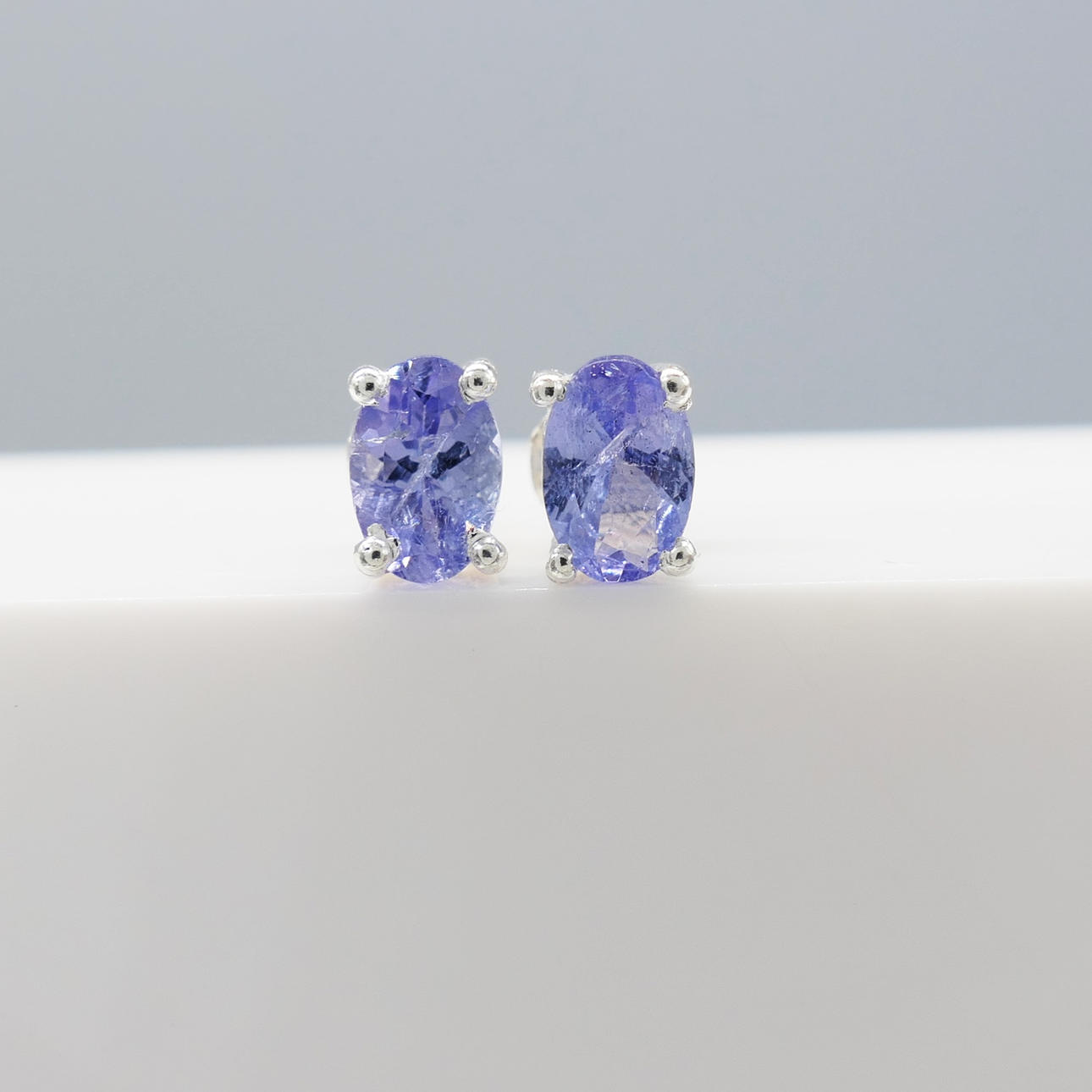 NATURAL TANZANITE silver studs.