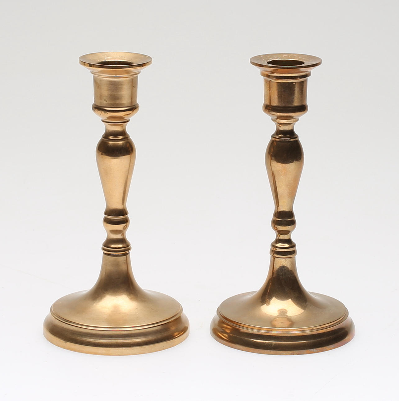 LJUSSTAKAR, 1 par, mässing, "Katarina", Bersbo, 1900-talets andra hälft.