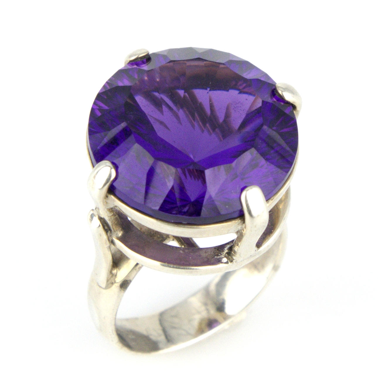 RING, silver with large amethyst 20ct.
