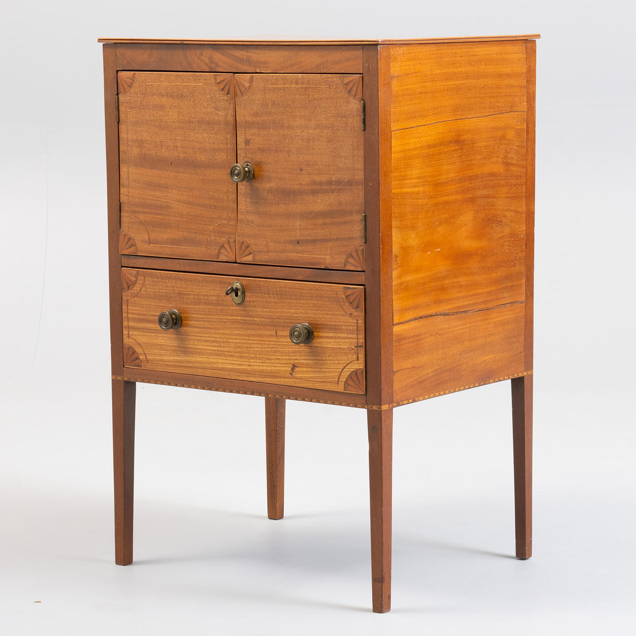 GRYTSKÅP, sengustaviansk, omkring år 1800.