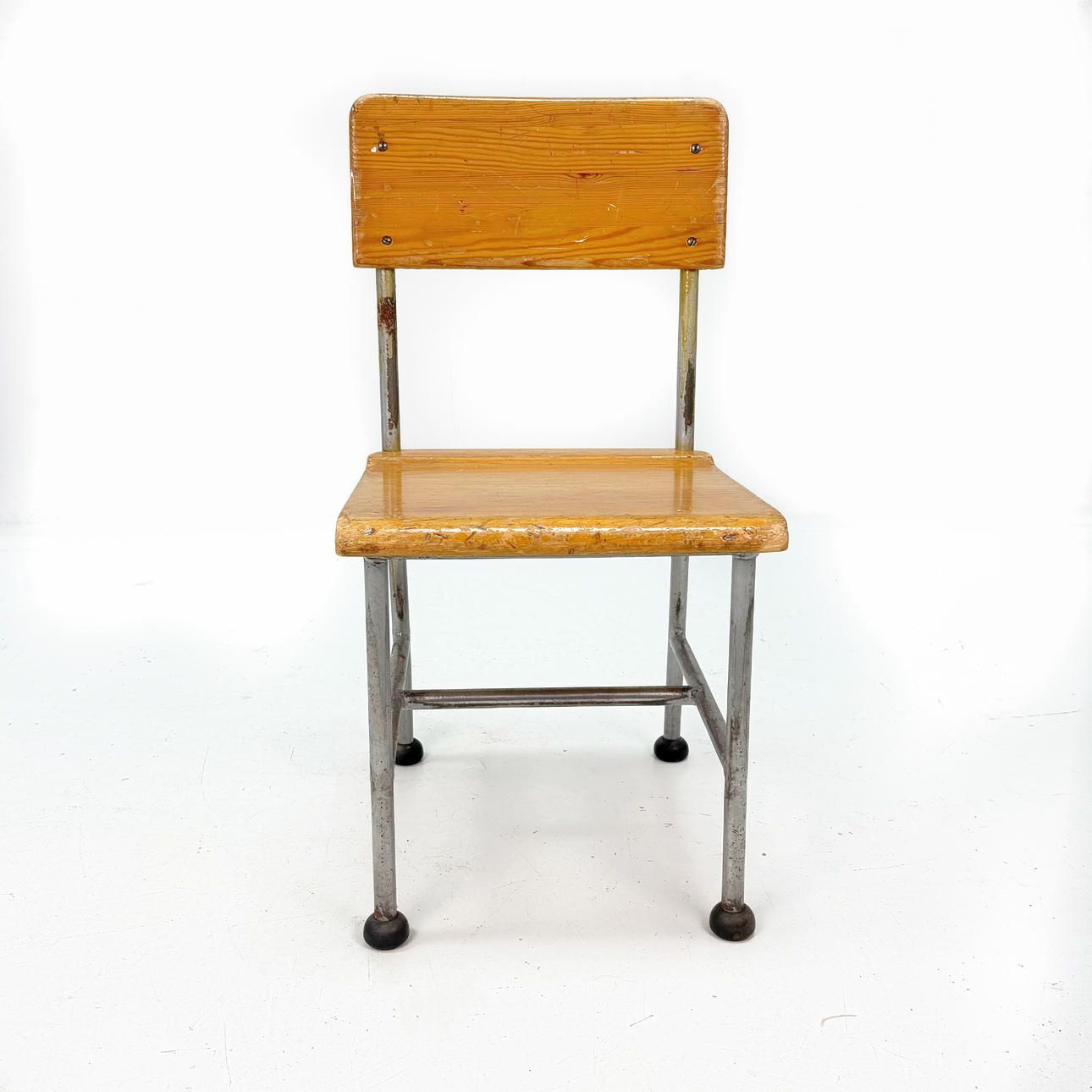 BARNSTOL trä, metall 1900 talets mitt.