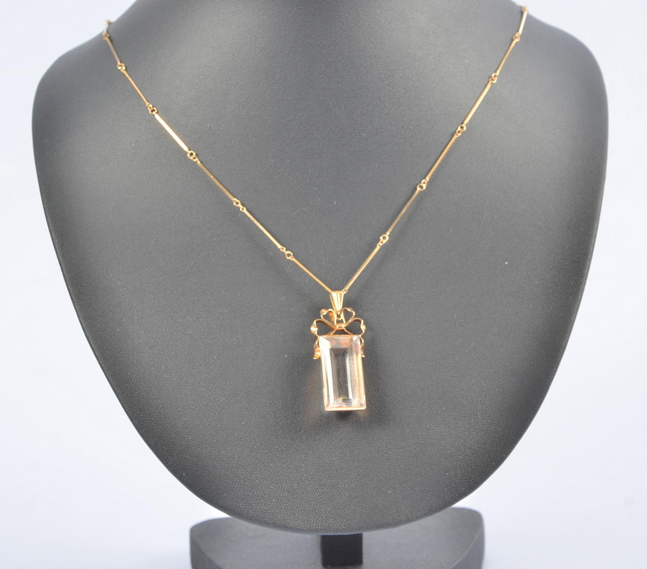 HÄNGE, 18K rödguld med bergskristall, Stigbert. Vikt 12,64 gram.