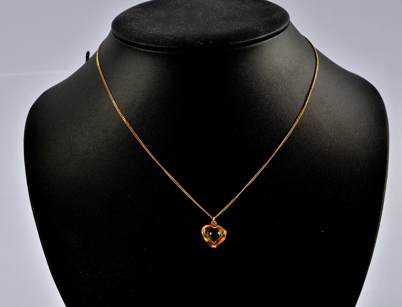 HALSBAND MED HJÄRTFORMAT HÄNGE, 18K.