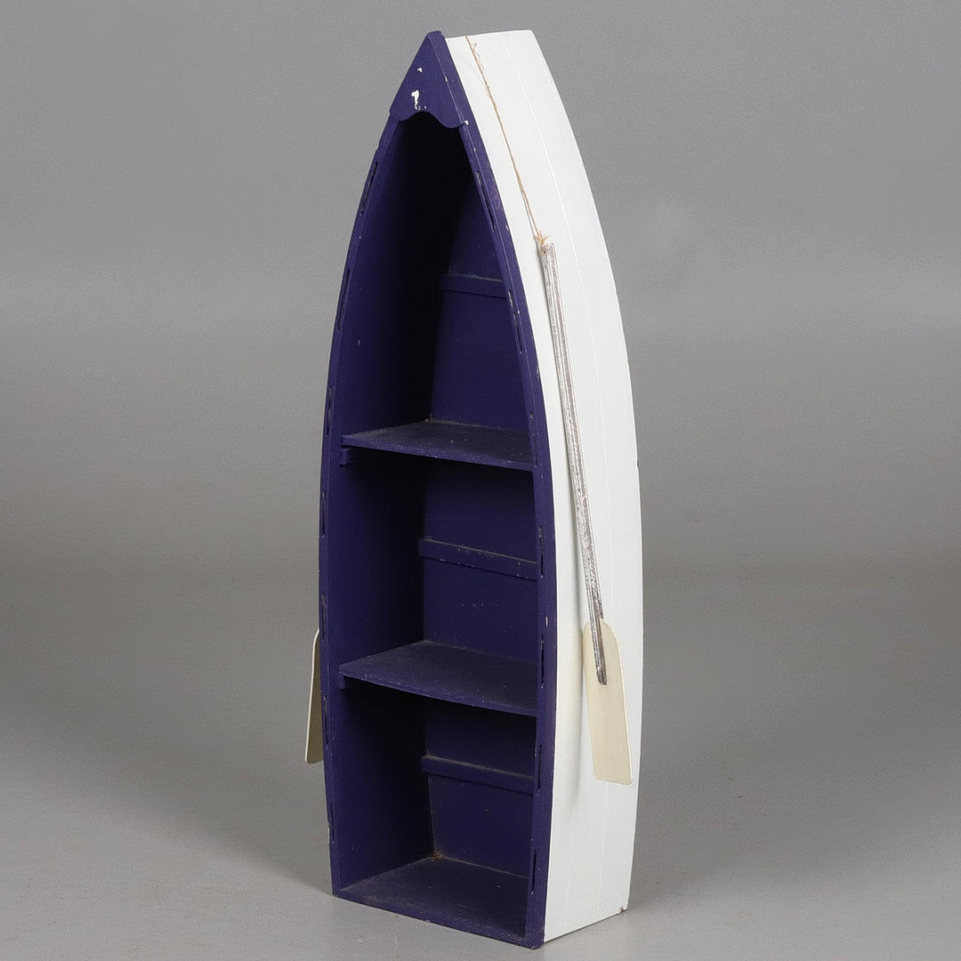 HYLLA. Trä, i form av en båt, 2000-tal.