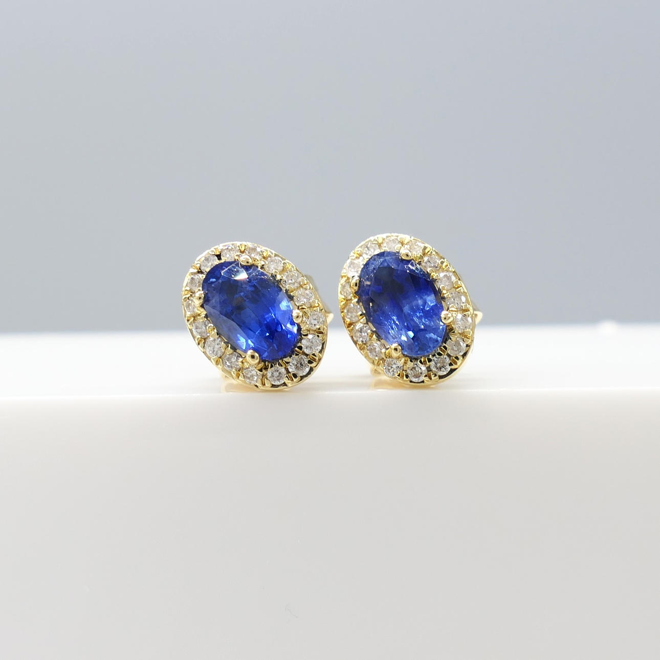 SAPPHIRE & DIAMOND cluster studs.