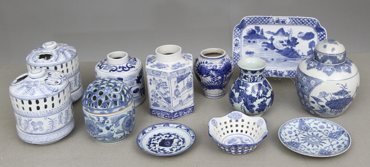 OSTINDISKA FÖREMÅL, 12 delar, keramik, 1900/2000-tal.