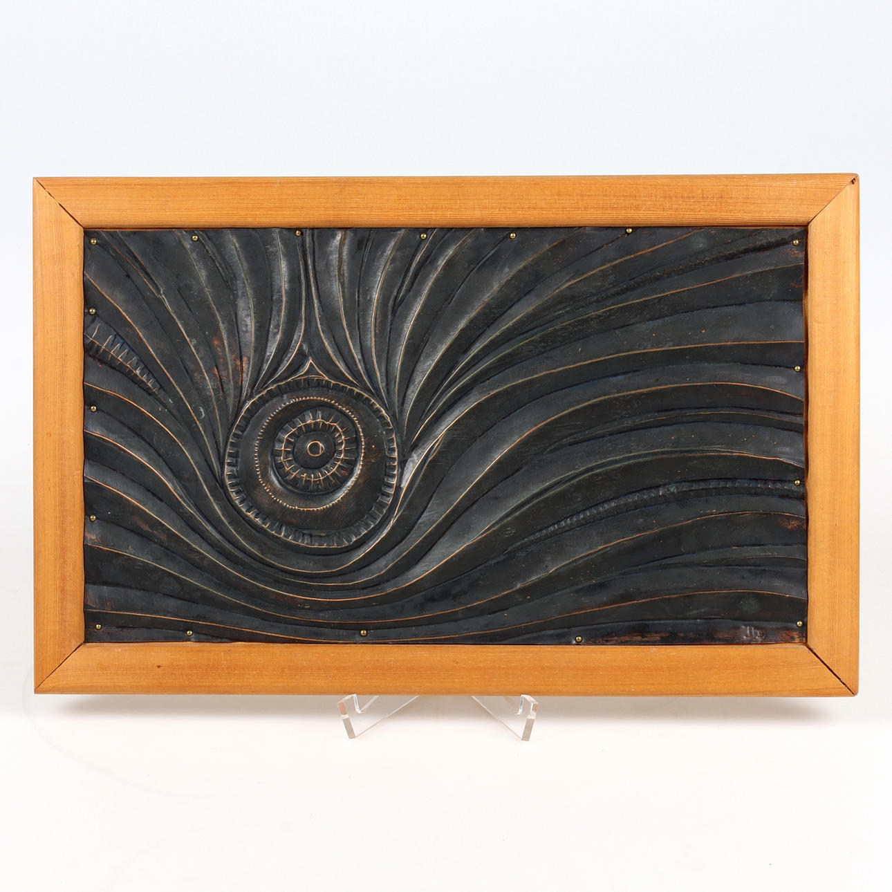 OIDENTIFIERAD KONSTNÄR. Väggrelief, metall, monogramsignerad.