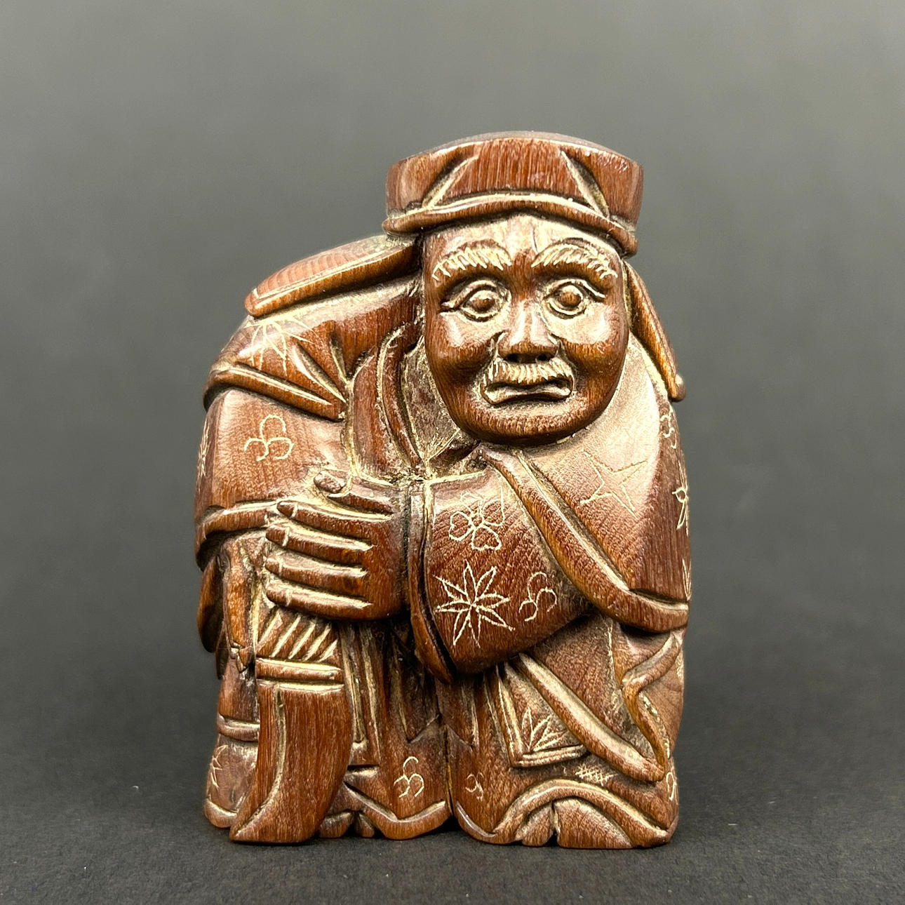 A CARVED WOODEN JAPANESE NETSUKE.