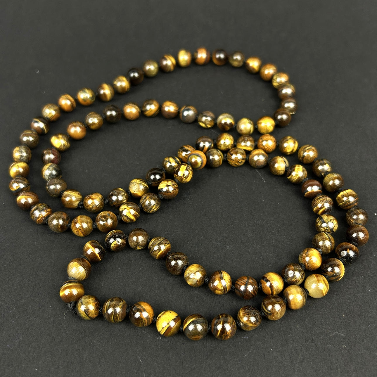 EN STRÄNG AV POLERADE TIGERÖGONPÄRLOR. Smycken & Ädelstenar - Collier ...