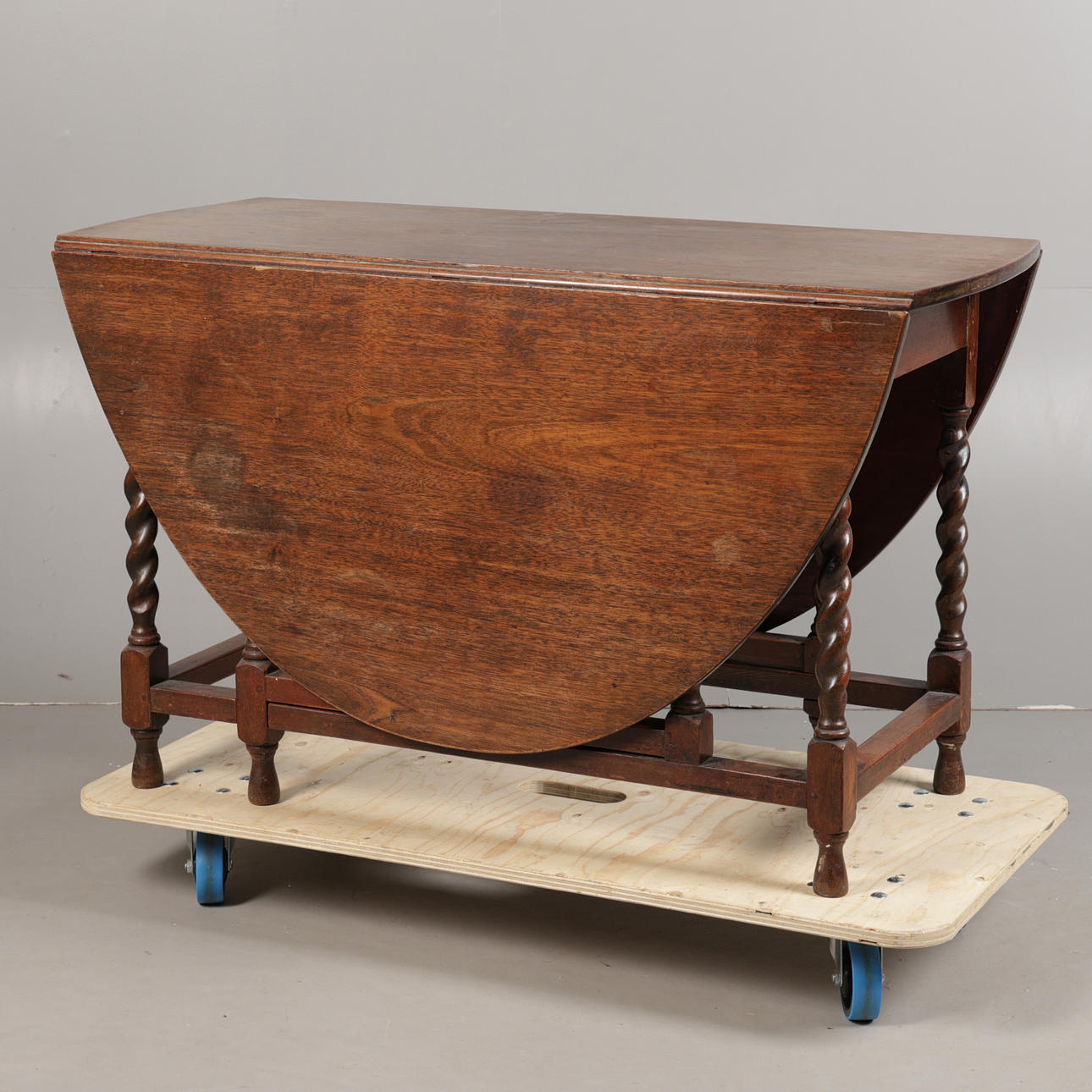 AN 18TH CENTURY STYLE OAK DROP LEAF GATE LEG TABLE.