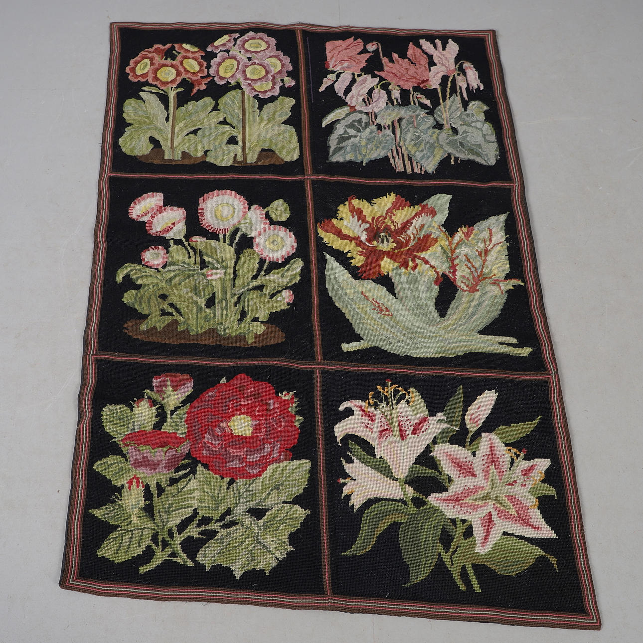 A FLORAL NEEDLEPOINT RUG. Carpets & Textiles - Carpets - Auctionet