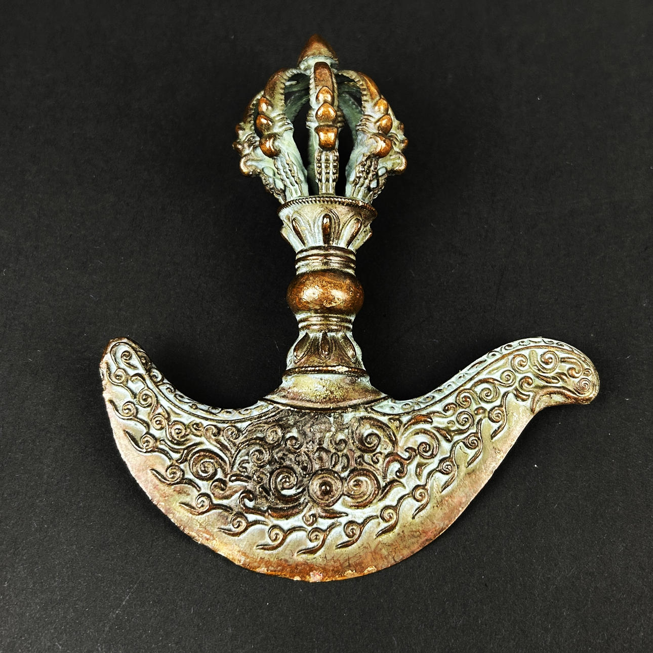 A TIBETAN BRONZE RITUAL ITEM.