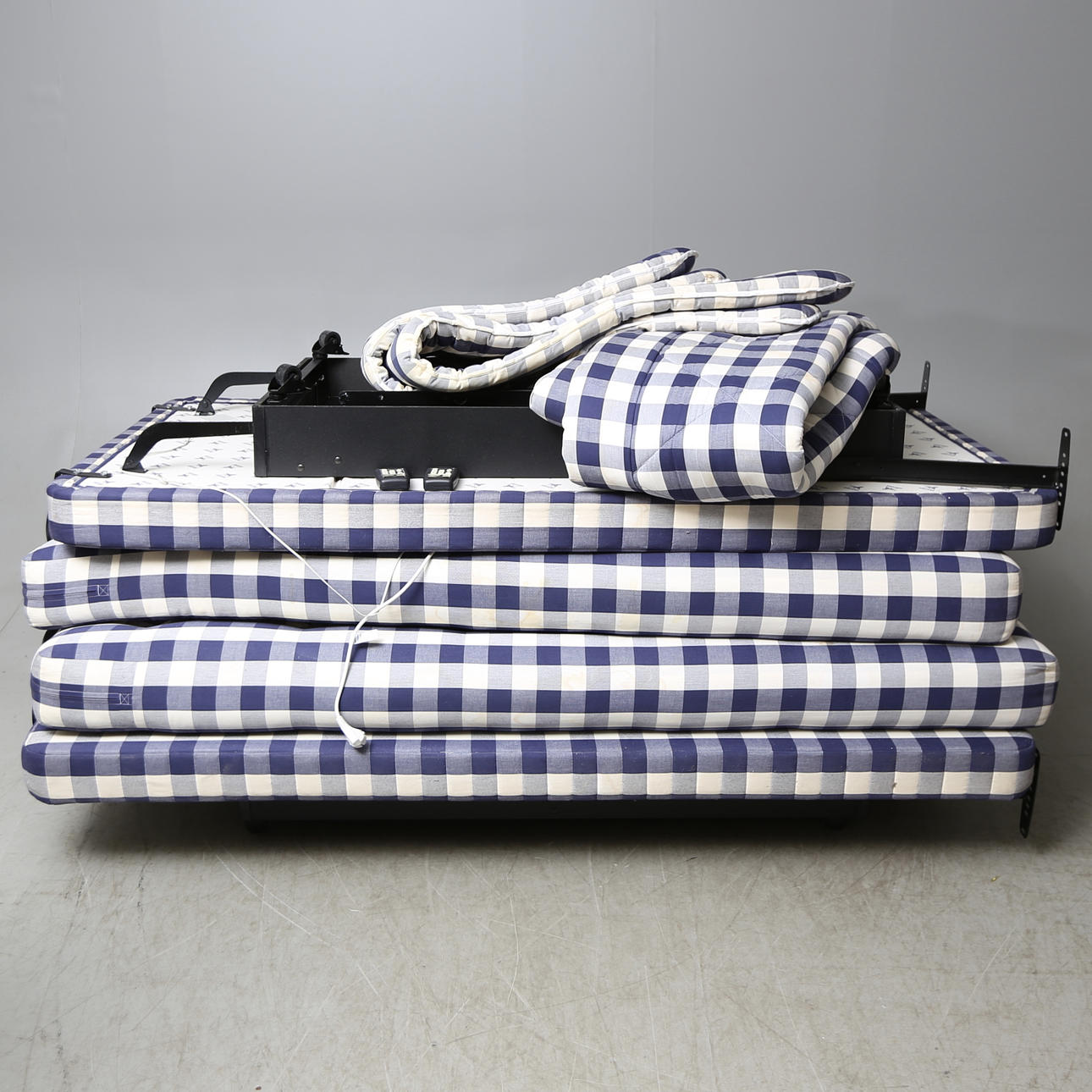 SÄNGAR, 2 st, Hästen, sent 1900-tal.