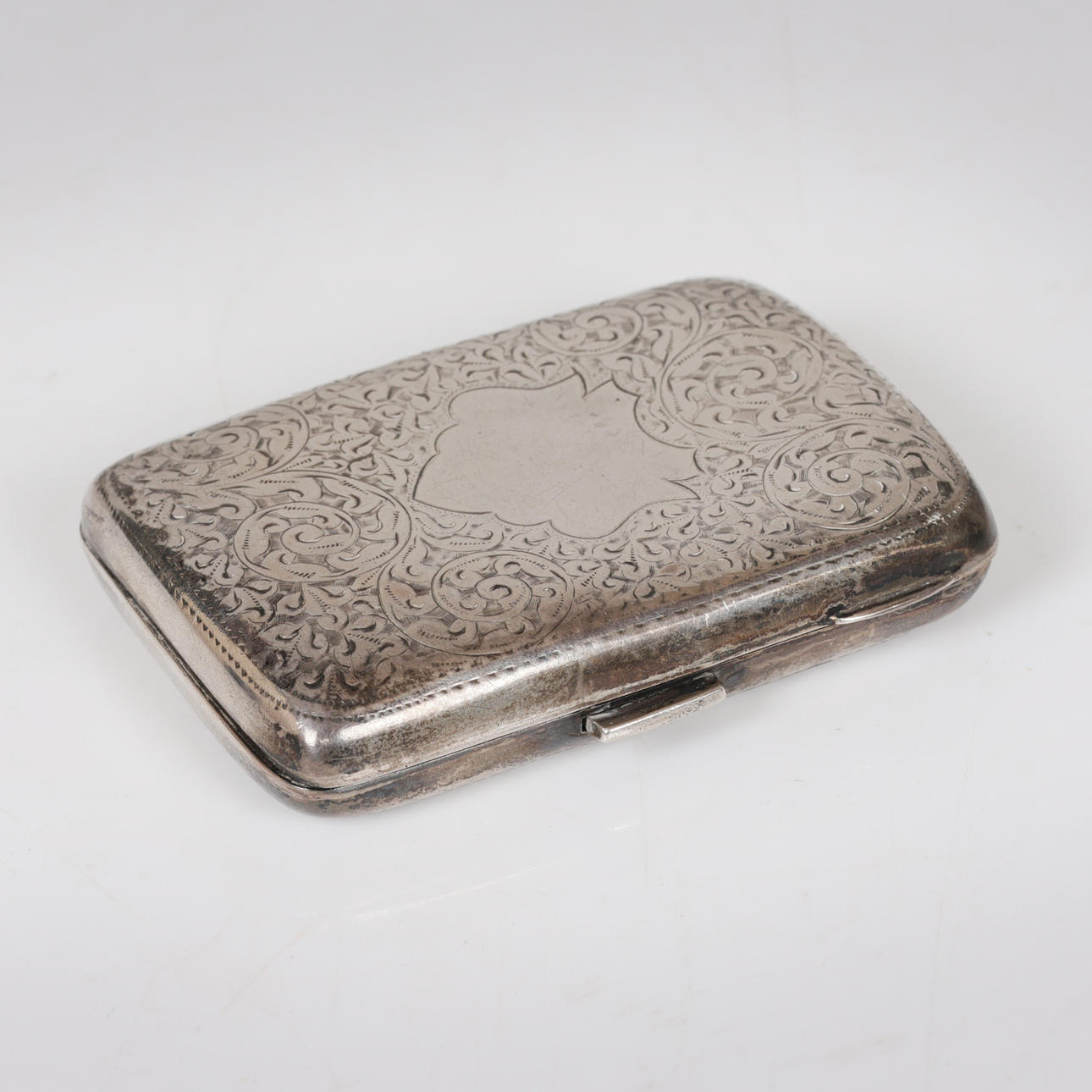 AN EDWARDIAN SILVER CIGARETTE CASE.