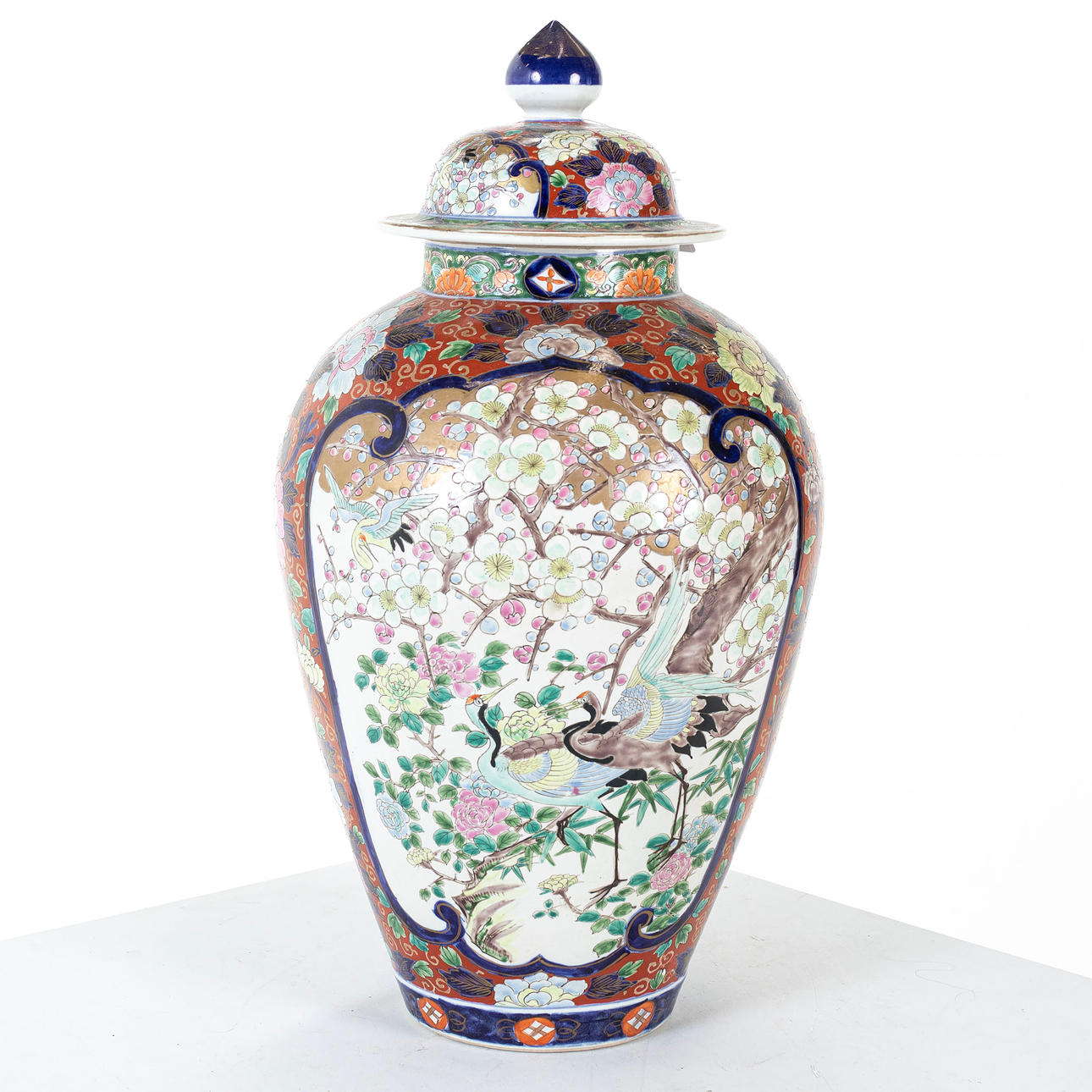 URN, with cover, Porcelain, Japan.