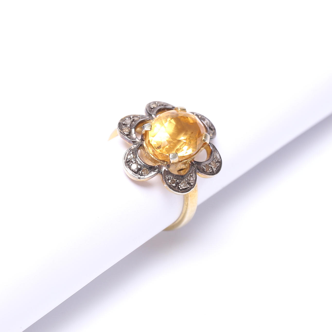RING, förgyllt sterlingsilver, med citrin och moissaniter.