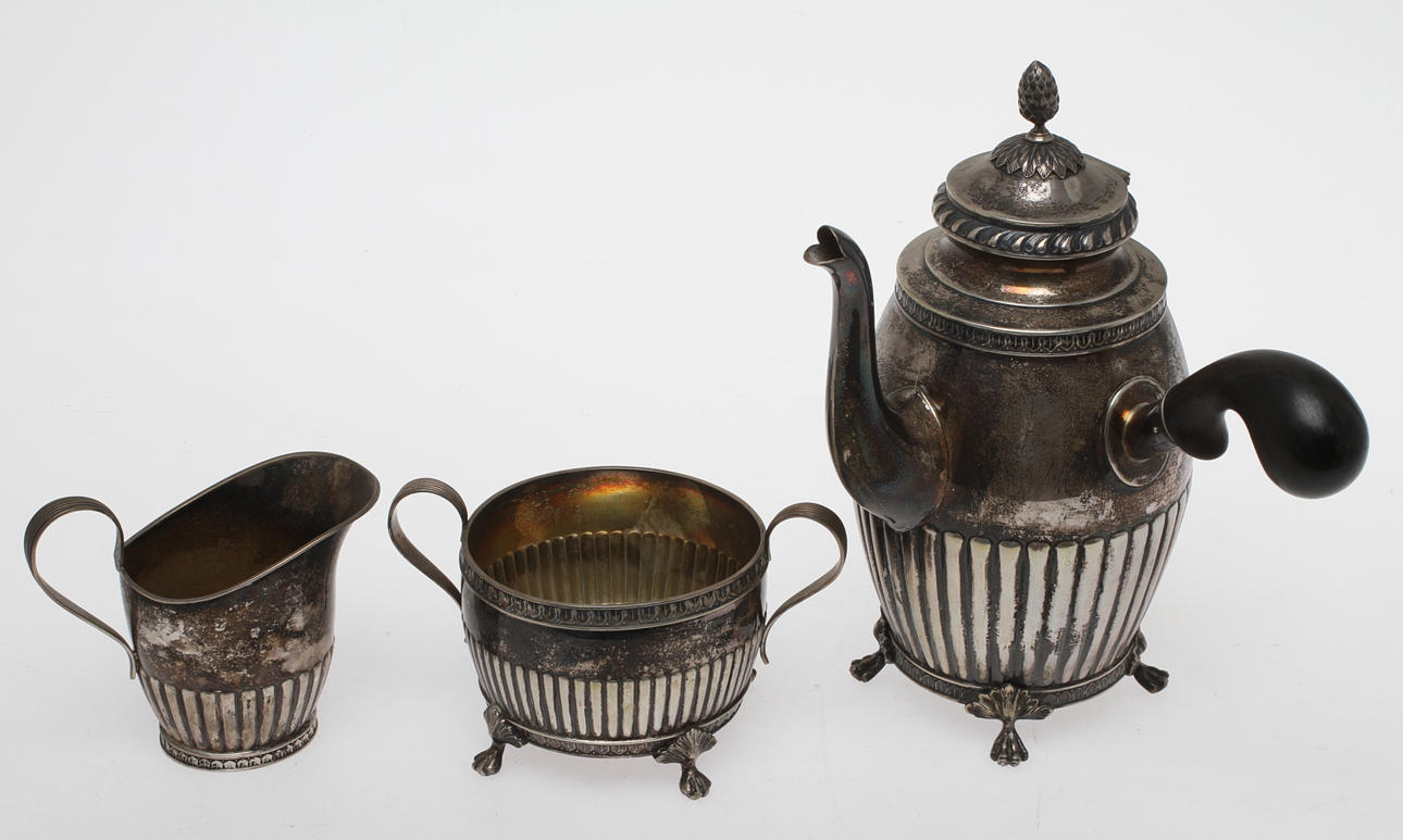 KAFFEKANNA, GRÄDDKANNA samt SOCKERSKÅL, silver, stmpl GAB samt JGK. Tot vikt 915 gram.