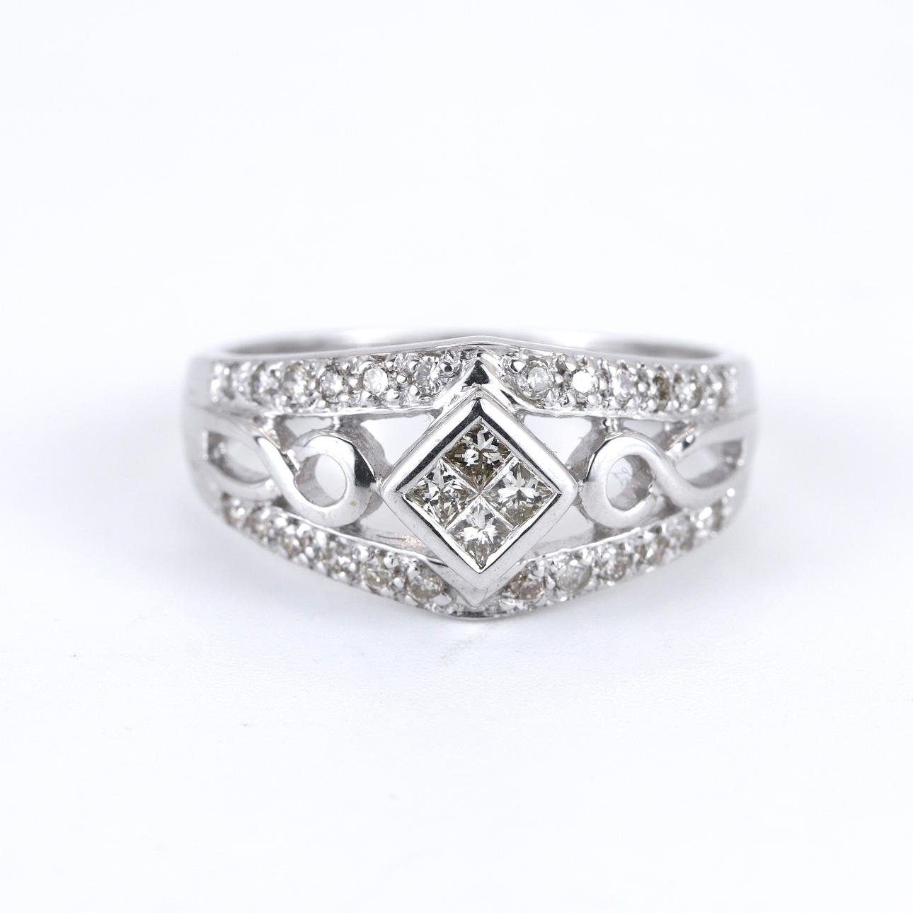 18CT WHITE GOLD DIAMOND SET RING.