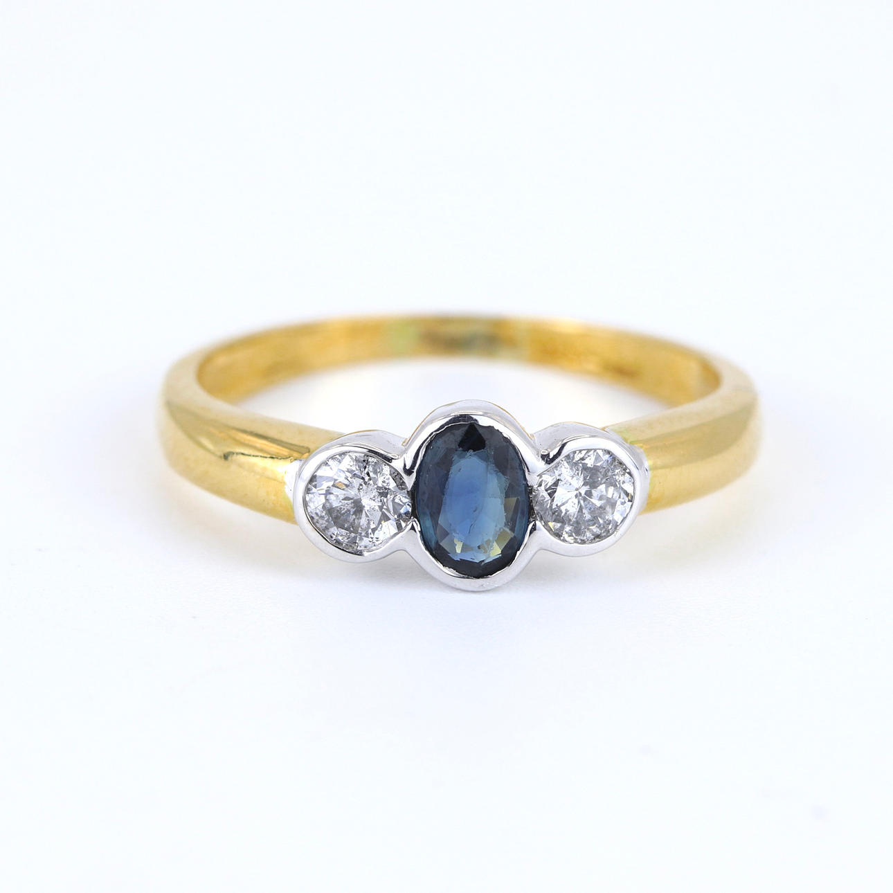 18CT GOLD SAPPHIRE & DIAMOND SET RING.