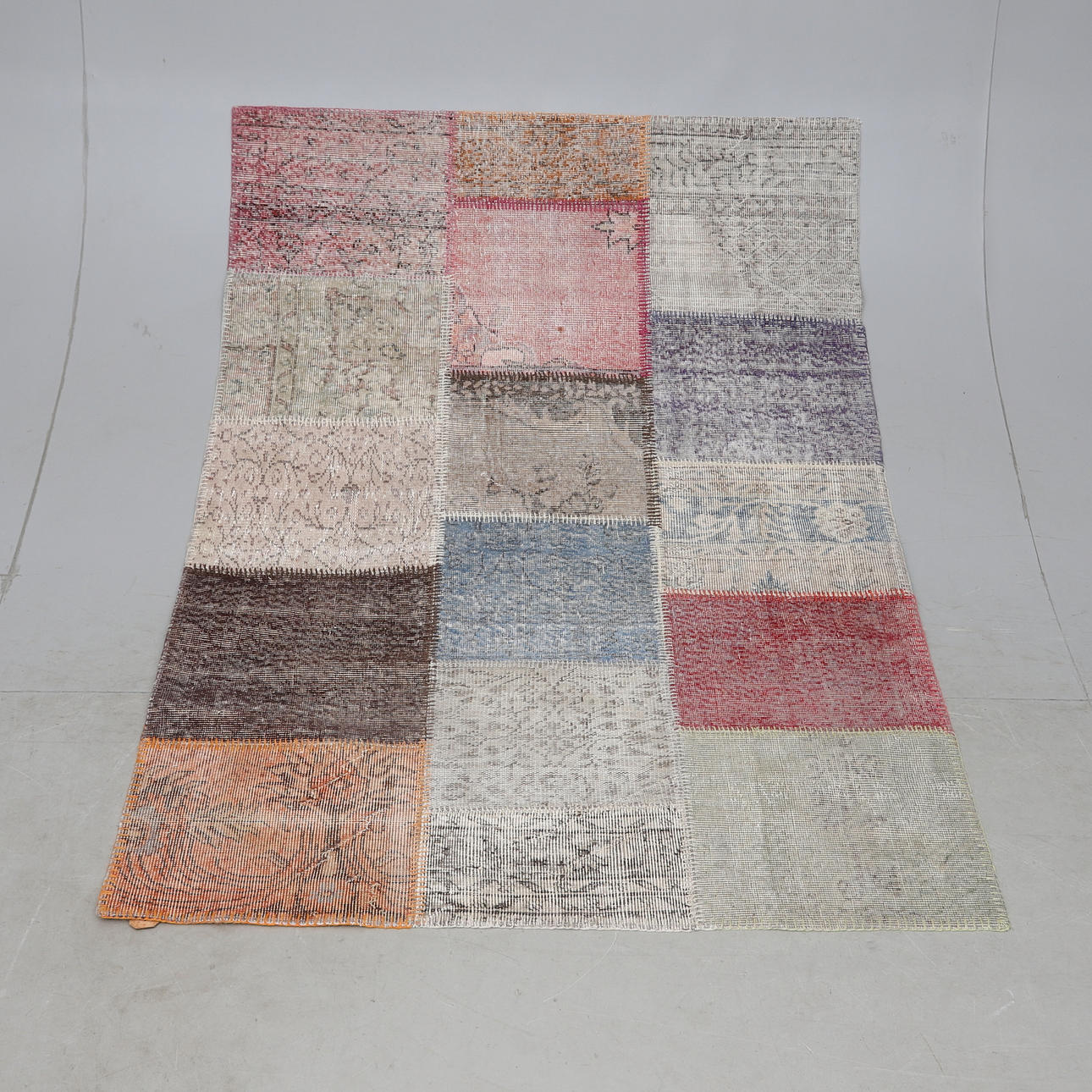 An oriental patchwork rug. Approx. 141x201 cm.