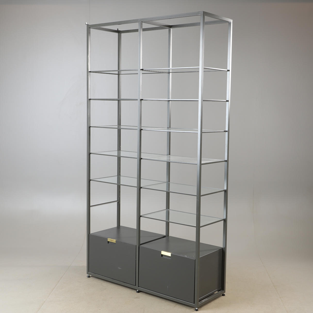 DISPLAYHYLLA, metall och glas, 2000-tal.