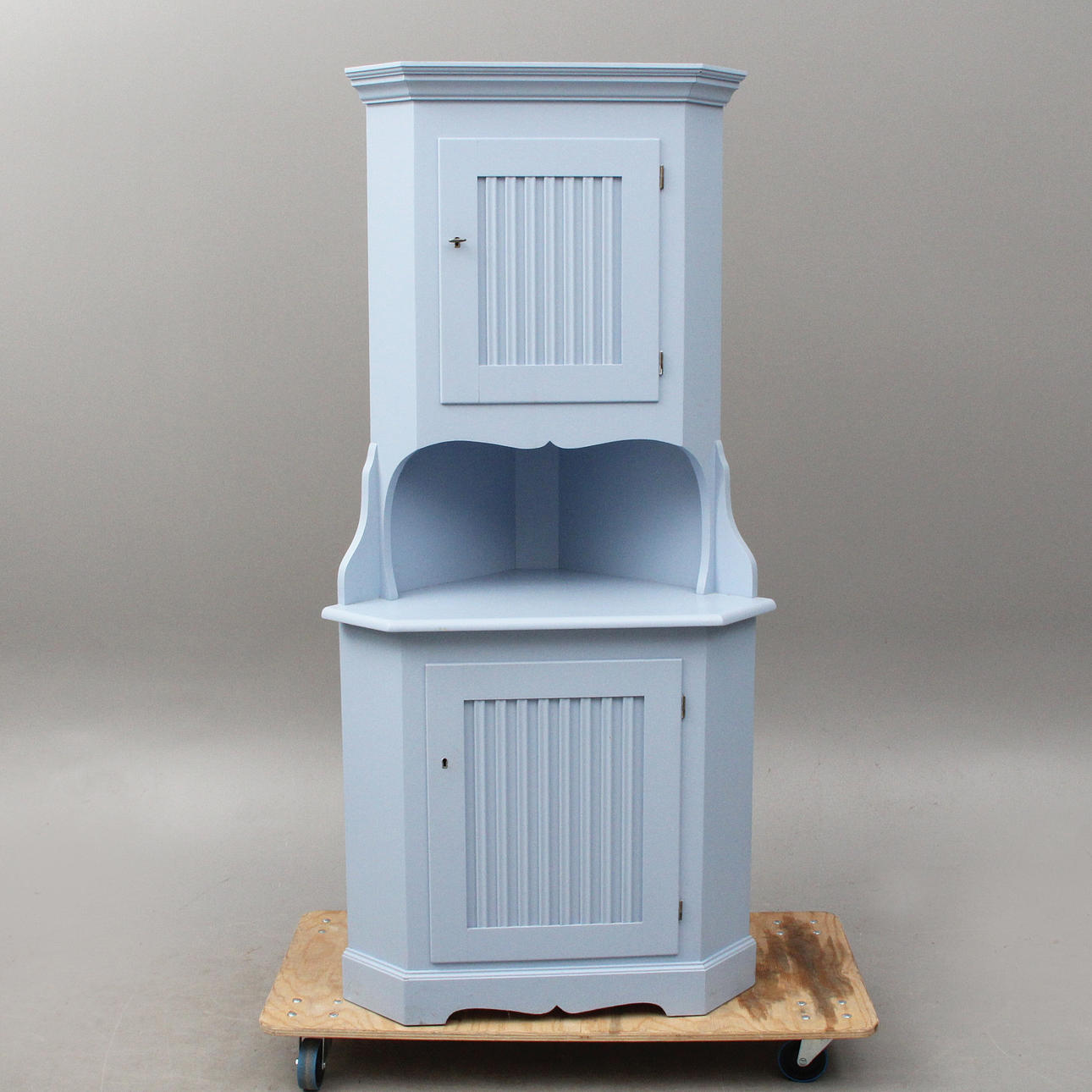 A 20th-century floor corner cabinet.