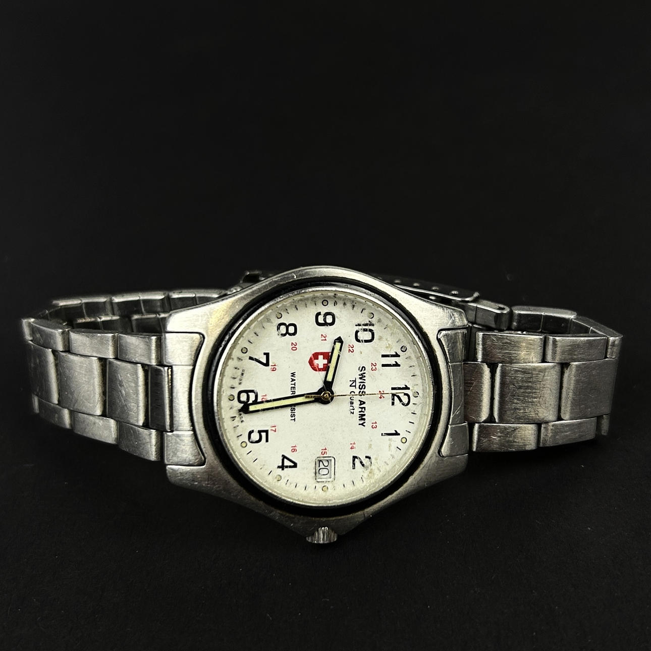 A GENT'S SWISS ARMY WRISTWATCH.