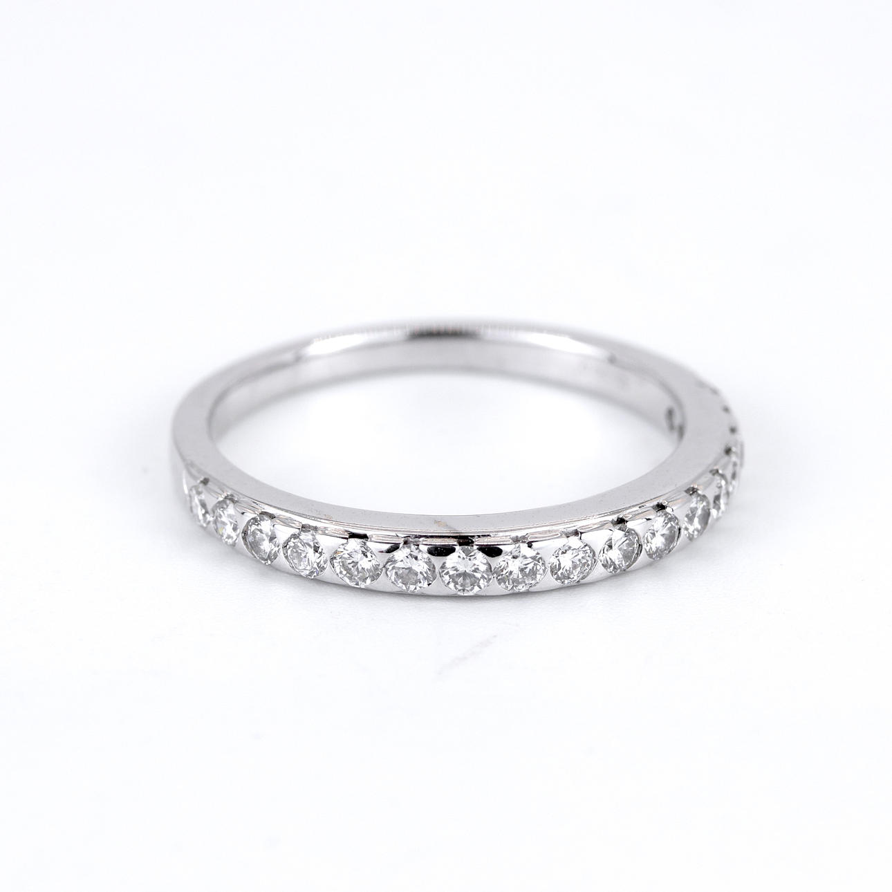 18CT WHITE GOLD DIAMOND SET HALF ETERNITY RING.