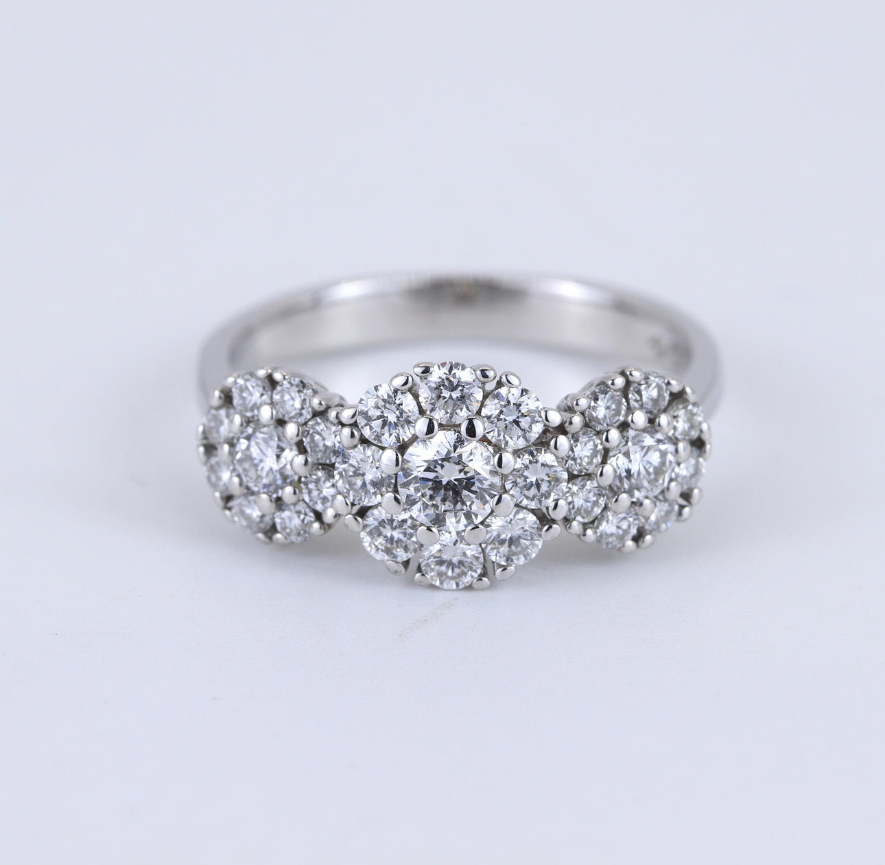 18CT WHITE GOLD DIAMOND SET THREE CLUSTER RING.