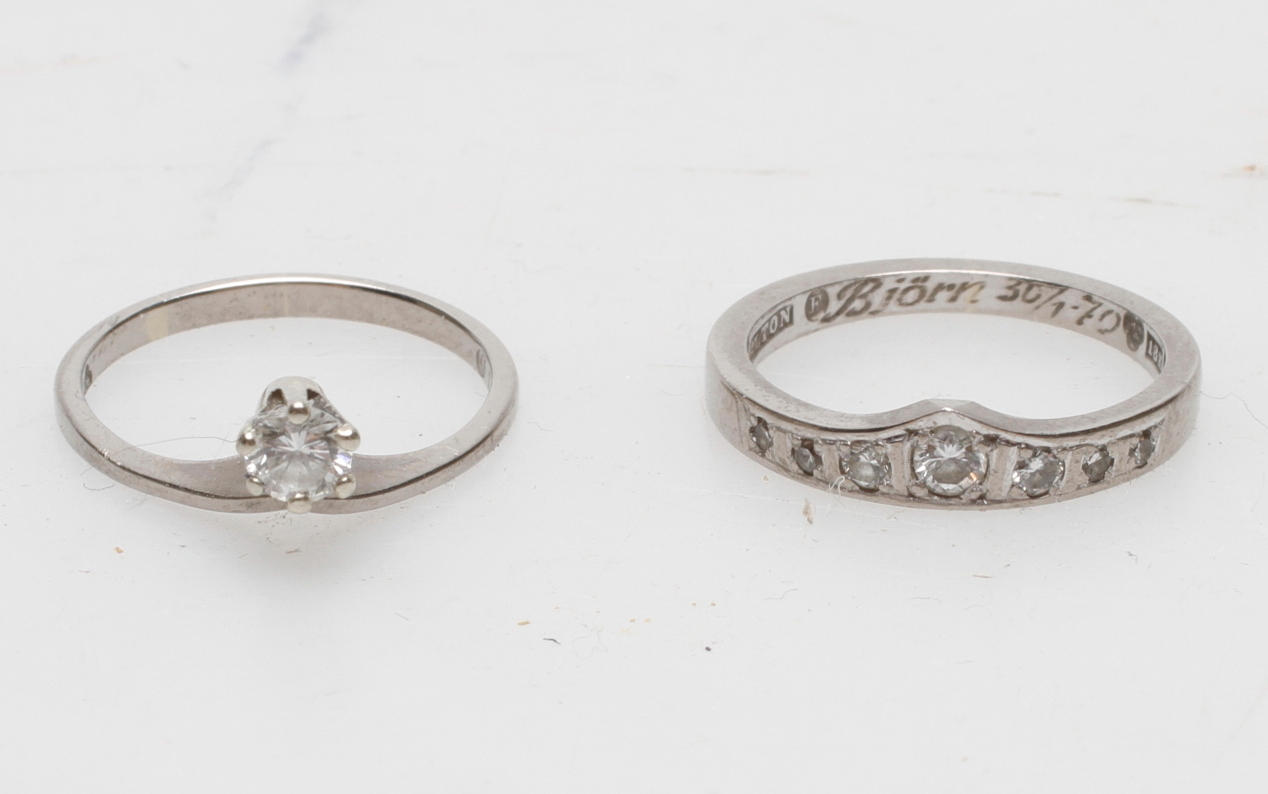 VITGULDSRINGAR MED DIAMANTER, 2 st, 18k guld, vikt ca 5,6 gr.