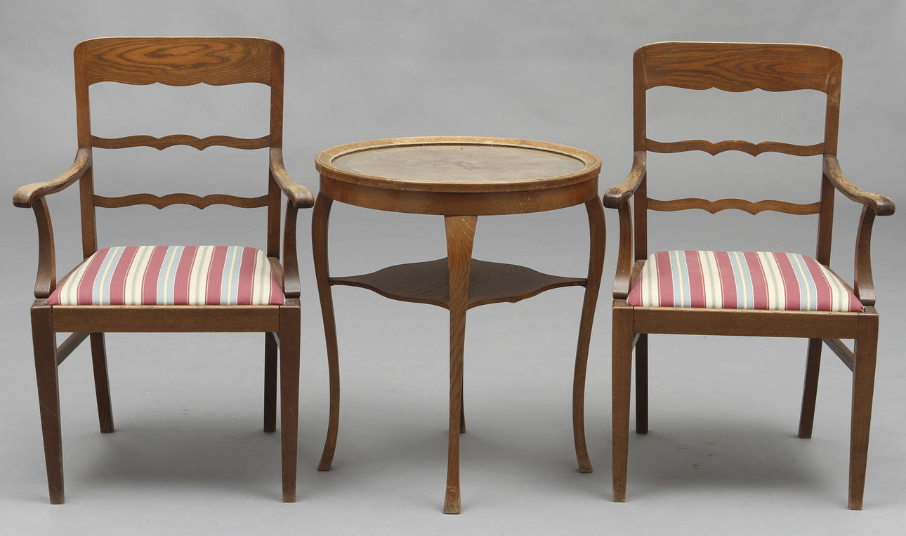 RÖKBORD SAMT KARMSTOLAR, 2 st, 1900-talets första kvartal.