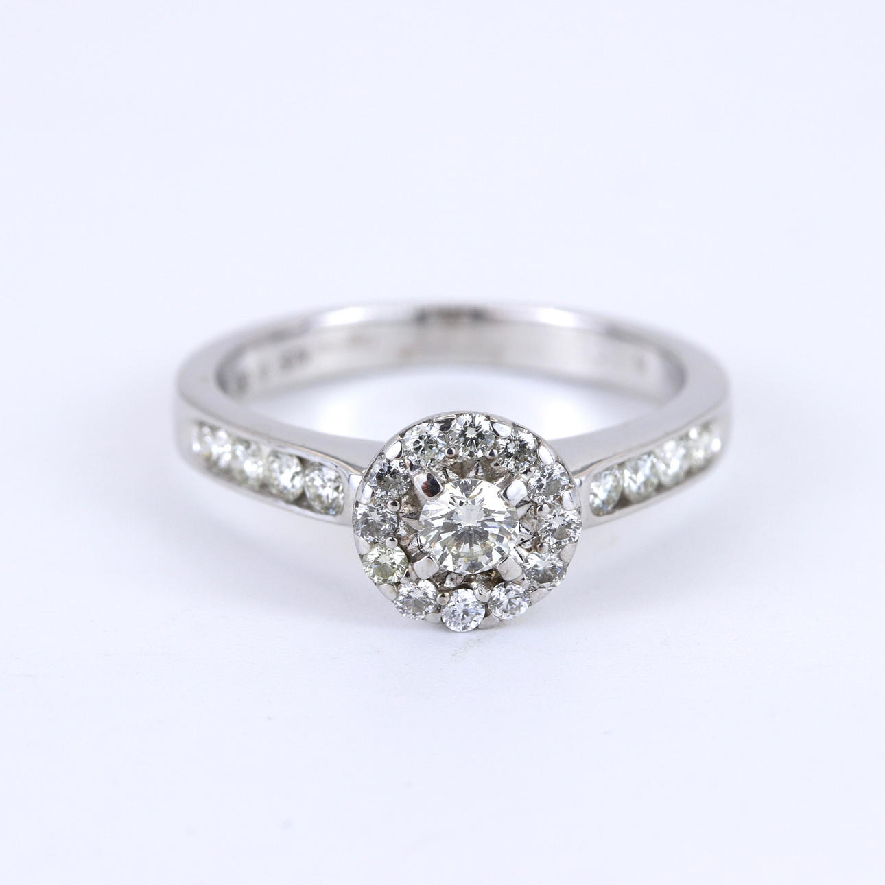 18CT WHITE GOLD DIAMOND SET RING.